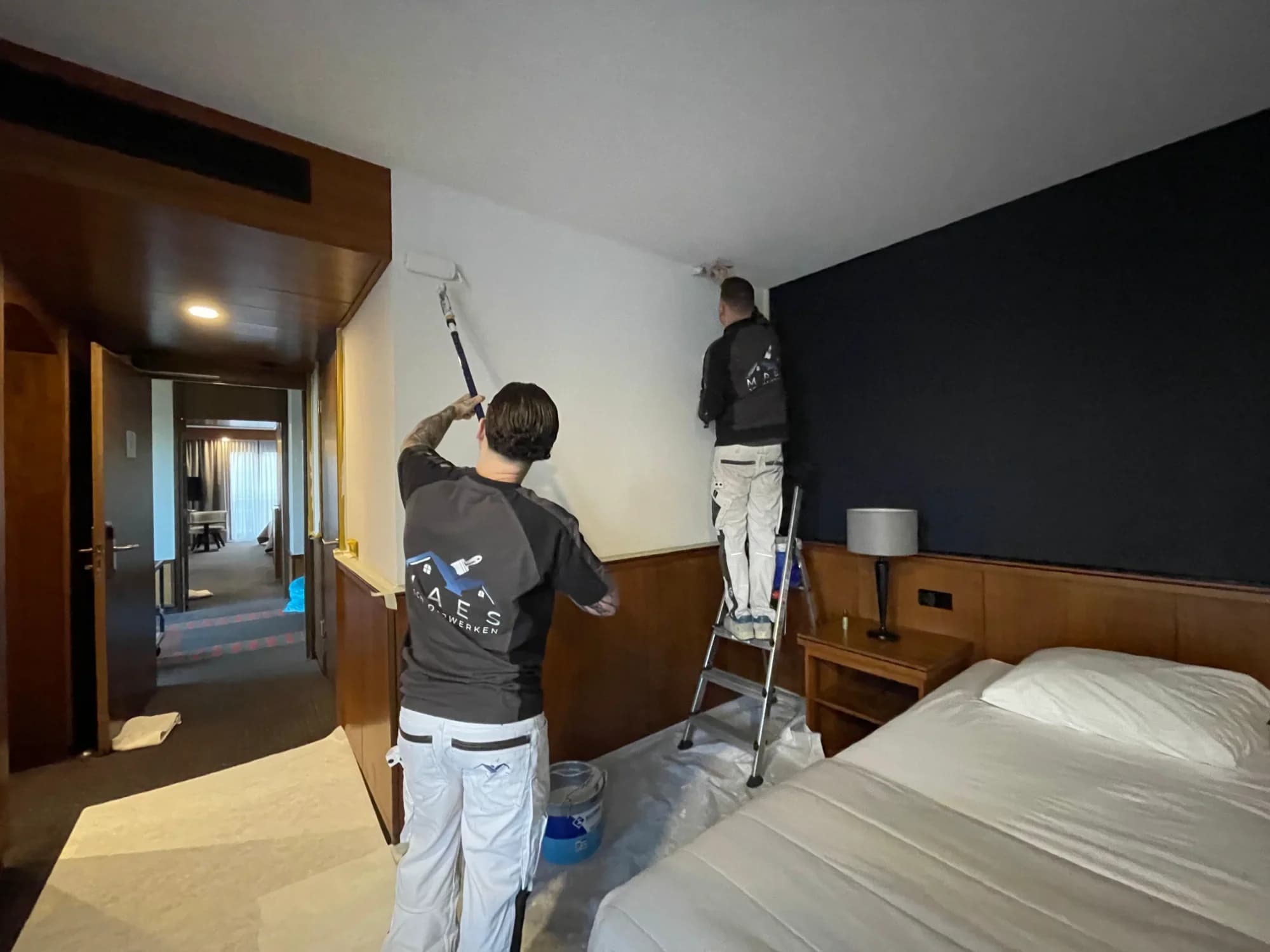 Maes schilders aan het werk