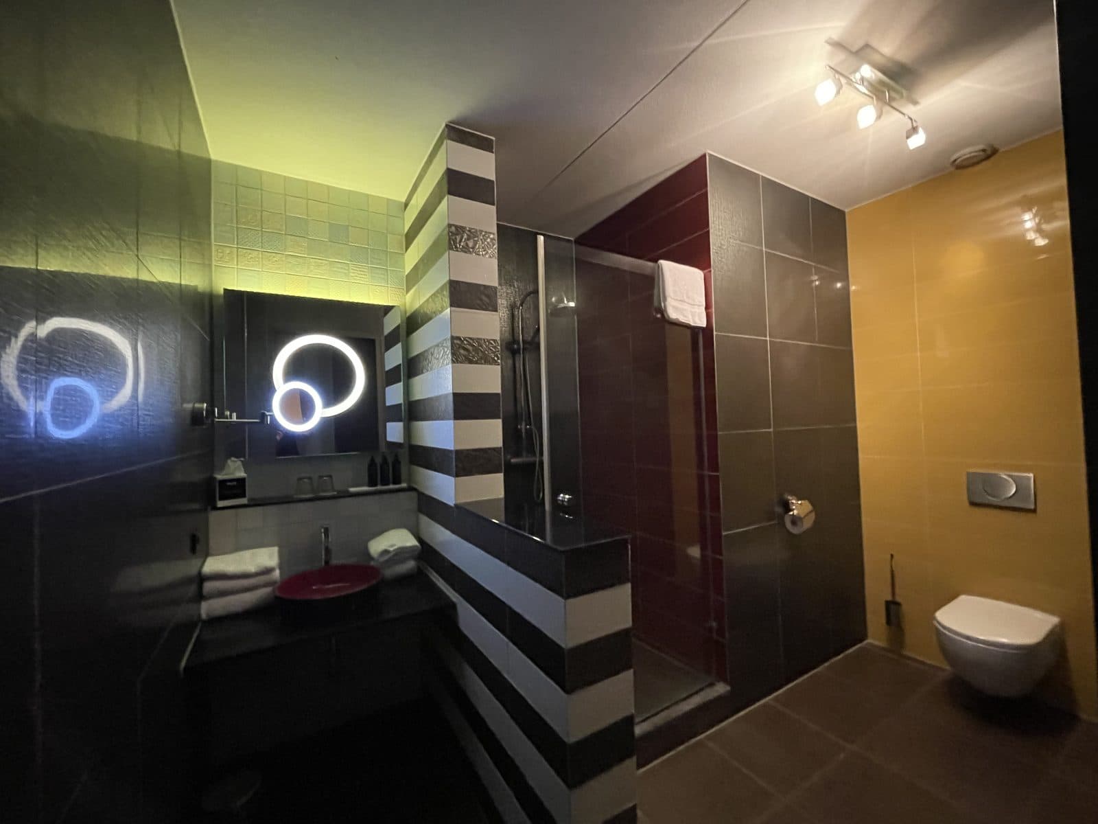 Hotelbadkamer in Eindhoven na schilderwerk aan plafond en wanden