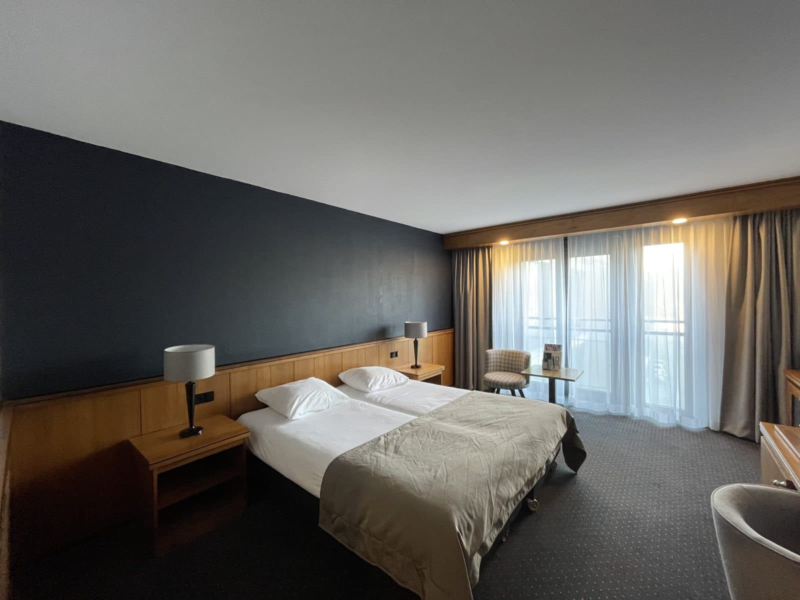 Afgewerkte hotelkamer met donkerblauwe accentwand bij Van der Valk Hotel