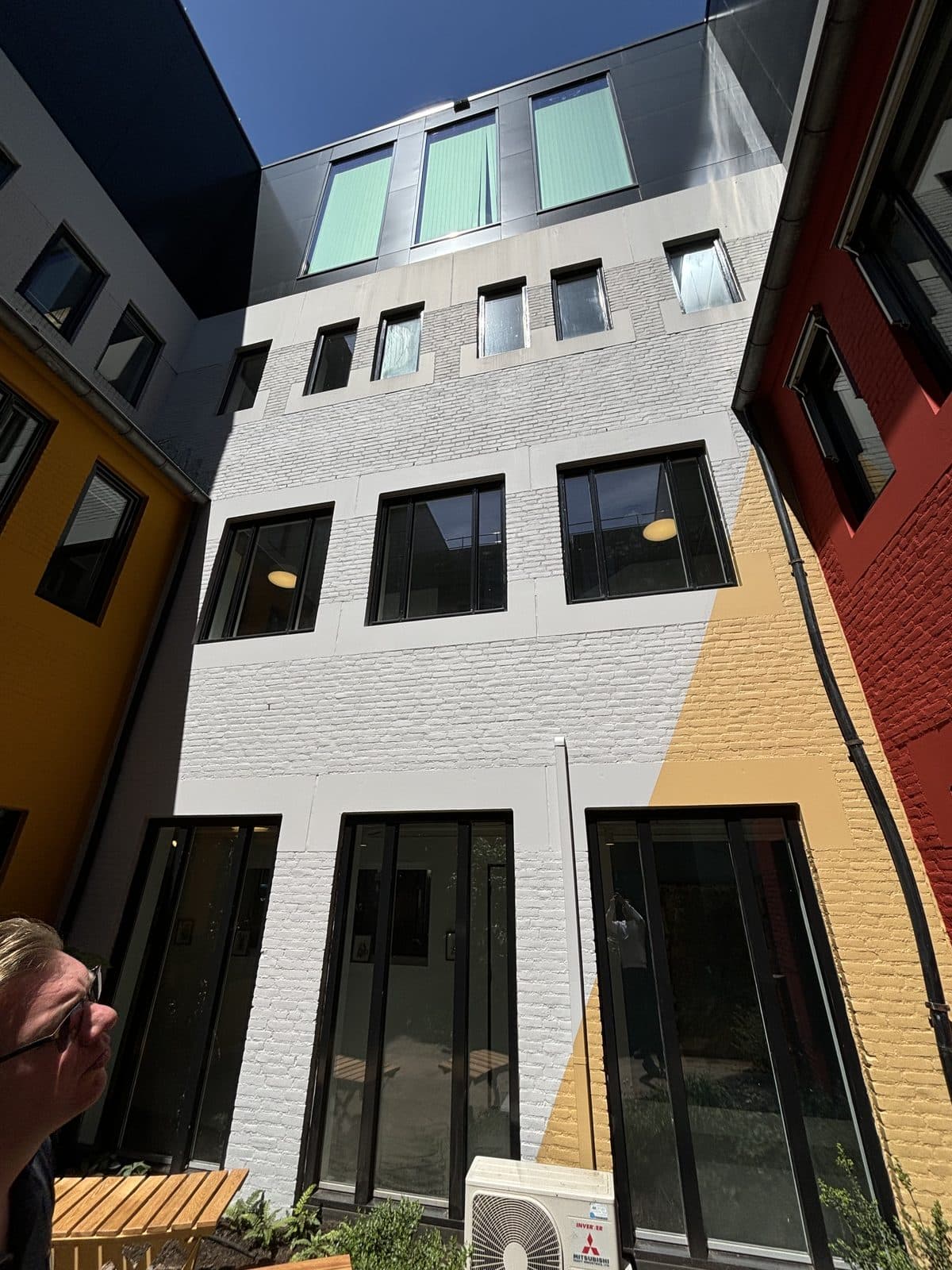 Detail van schoolgevel met kleurvlakken