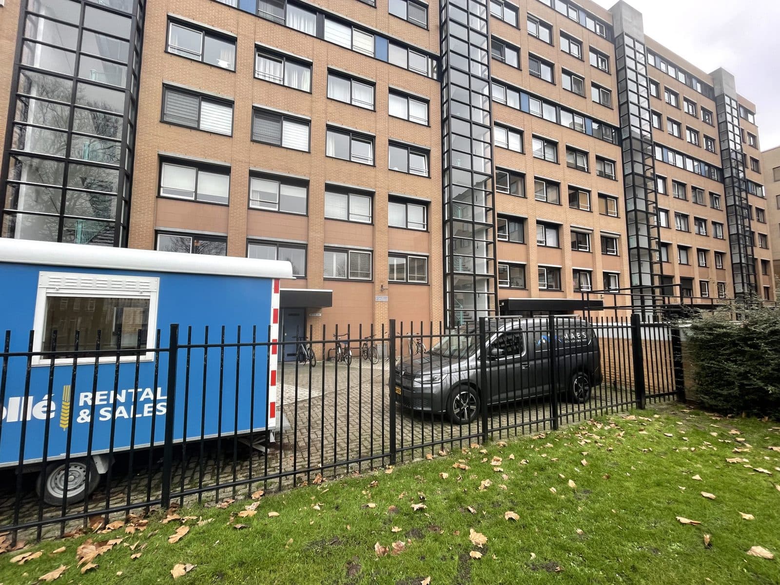Groot appartementencomplex met circa 100 woningen na schilderkundig onderhoud