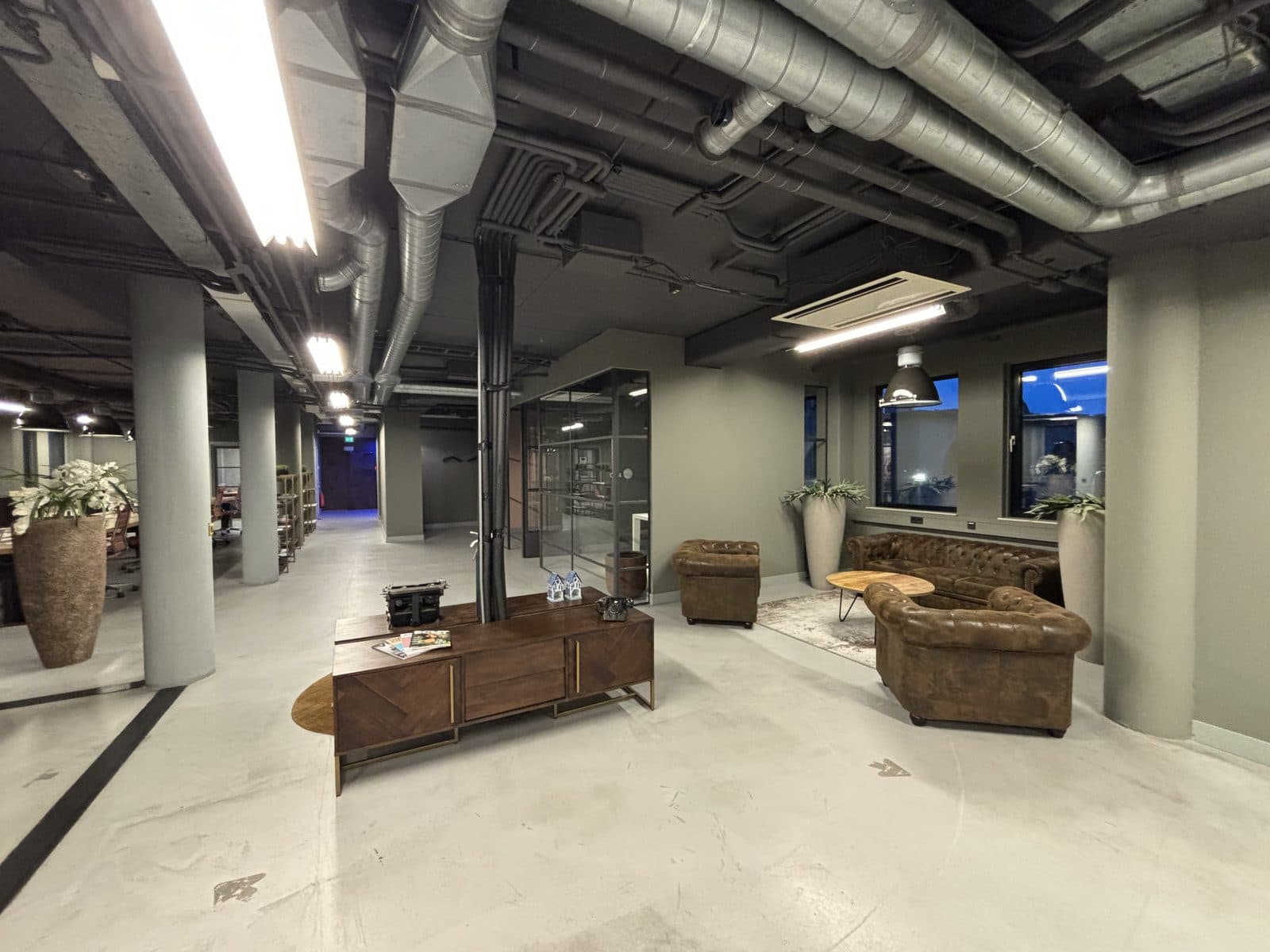 Kantoorinterieur met loungehoek na compleet binnenschilderwerk