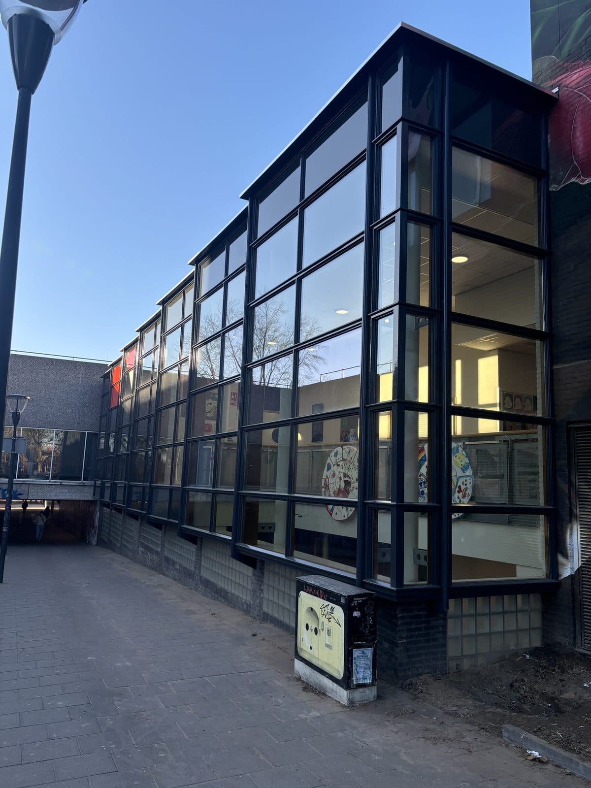Grote glas en raampartij van een instelling na timmerwerk en afwerking