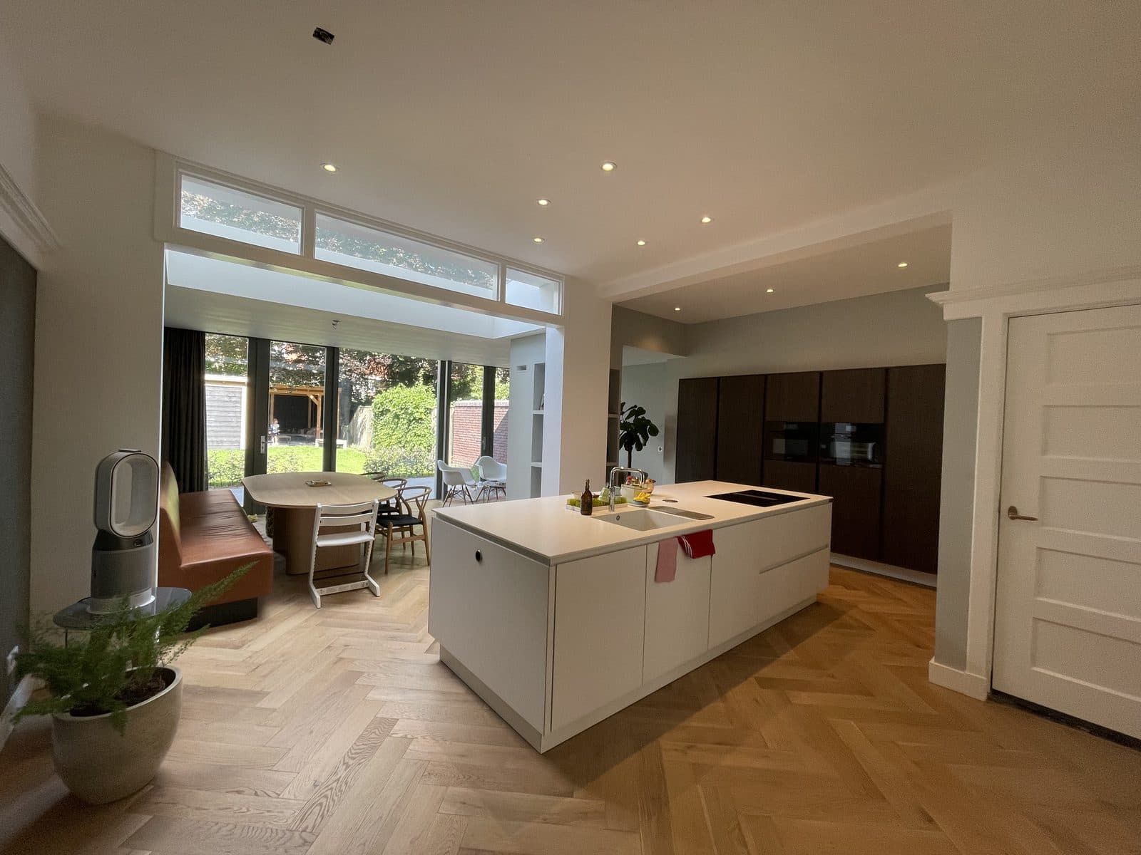 Moderne witte keuken met kookeiland na schilderwerk