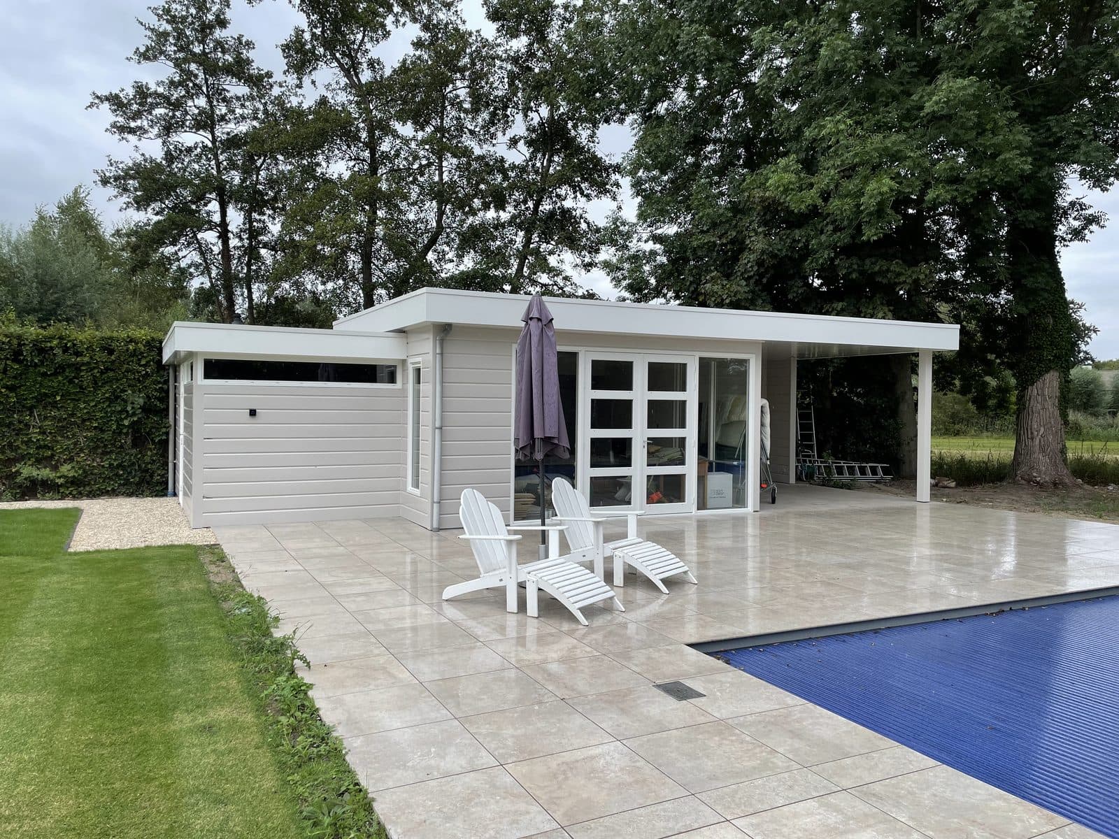 Tuinhuis en zwembad bij woning